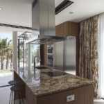 The Granite Comeback: Natural Stone with Modern Style